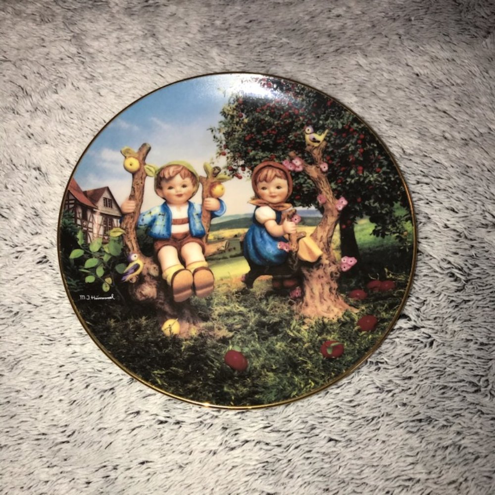 "Apple Tree Boy and Girl" Collectible Plate.